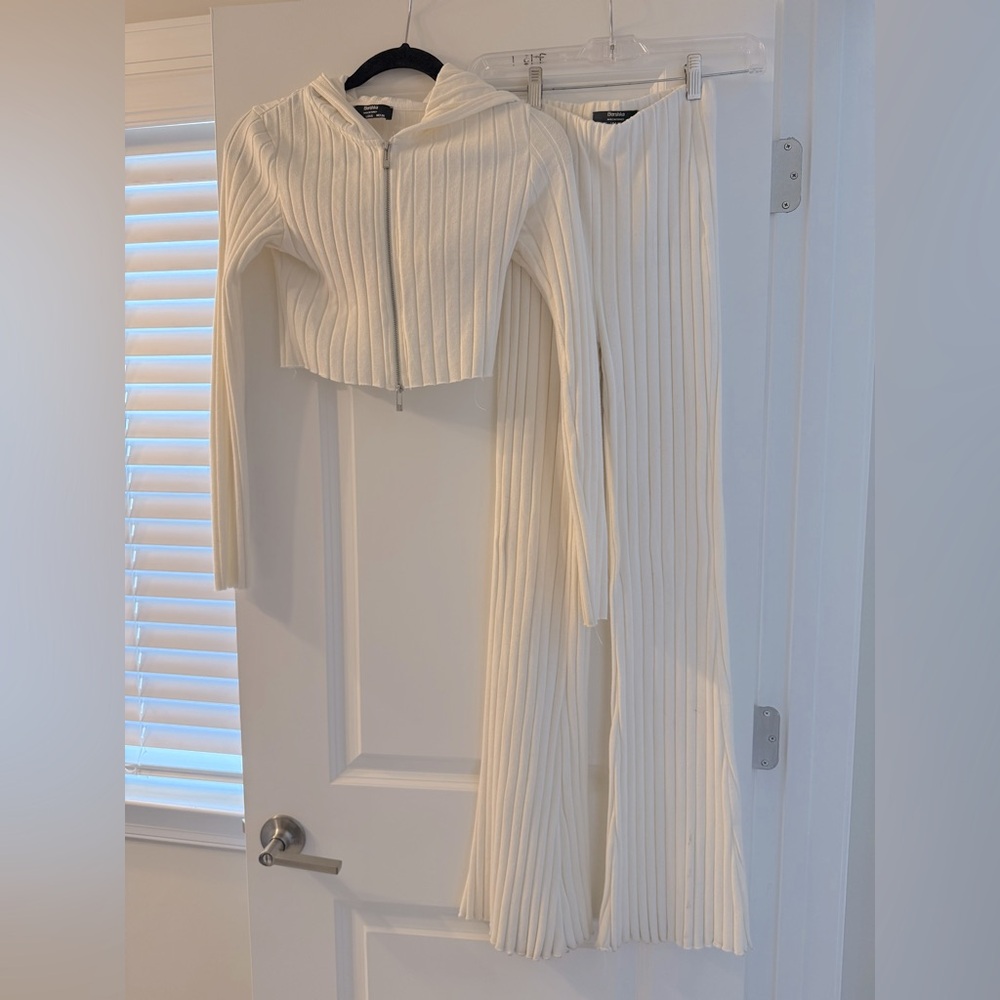 ASOS Two piece white sweater set
Pants are a XS and top is a S